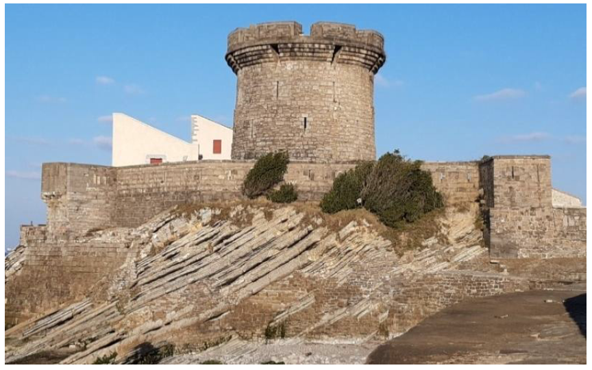 Analyse sismique d’une voûte annulaire du fort de Socoa : modélisation paramétrique et éléments discrets pour comprendre stabilité, ruine et résilience des maçonneries.